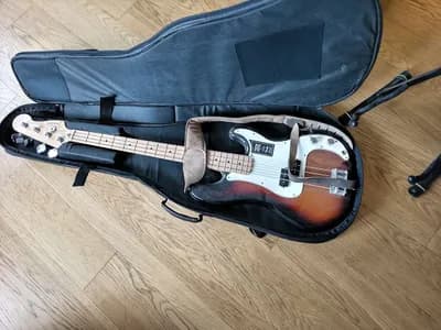 Fender Precision Bass + Tasche + Leder-Gurt + Ständer (nur ~10x benutzt)