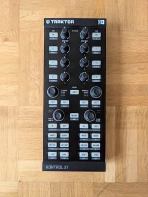 Native Instruments Traktor Kontrol X1 DJ-Controller - sehr guter Zustand