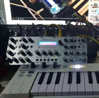 Klangwunder Mutable Instruments Shruthi XT Pro mit blauer Anzeige