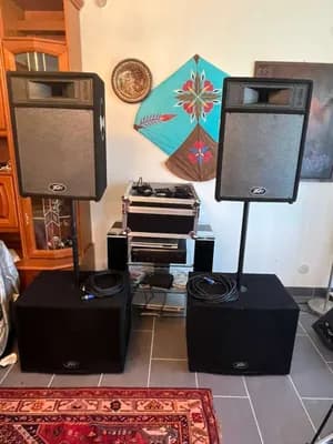Eine Pa Anlagen sehr gute Marke Peavey mit power Mixer Professional Series Mixing console XRf+800 Made in U. S. A.1000 Watt und zwei Boxen Peavey je 500 Watt, 2 subwourfer je 600 Watt , Sehr gute Sound Quality mit case , Kabeln , Boxen Stat
