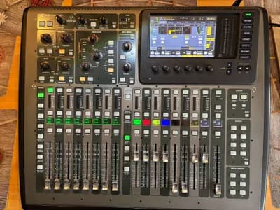 Behringer X 32 inkl. Thon Case und weiteres Zubehör