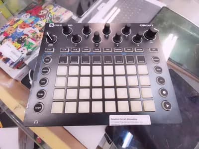 Novation Circuit Groovebox | Kompakte Standalone-Groovebox mit Sequencer | Synthesizer-Engines und integriertem Akku. | Zustand: Sehr Gut #2062275