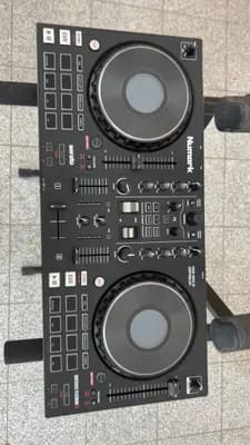 Numark Mixtrack Platinum FX DJ Controller + Caintable Doppel X Ständer mit Laptop Halterung