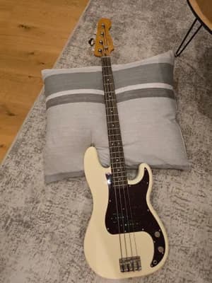 Squier by Fender Precision Bass CV 60s mit neue D'addario Flatwounds