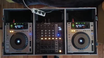 Pioneer DJM 700 + 2x Pioneer CDJ 850