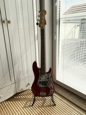 Squier Affinity Precision Bass PJ - Candy Apple Red - mit individuellem Pickguard