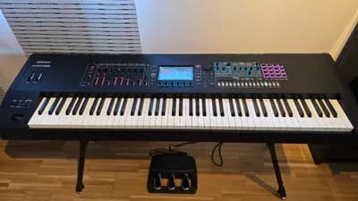 Roland Fantom-8 Workstation - Komplettset inkl. K&M Ständer & RPU-3 Pedale - NEU/ UNBENUTZT!