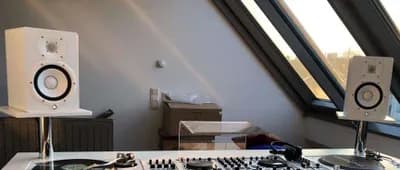 Lautsprecherständer in weiß MDF und Chrom für Studio und DJ-Pult zur Festmontage