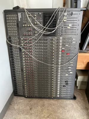 Mackie 24/8 Mischpult 8-Bus Mixing Console DEFEKT als Ersatzteilspender