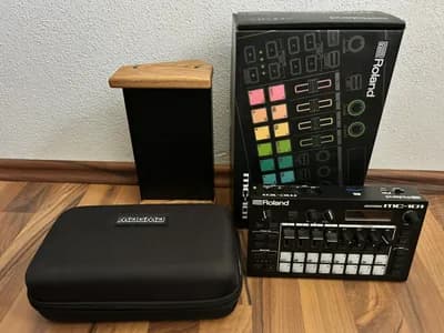Roland MC-101 inkl. OVP, Syntholz-Stand und UDG Case
