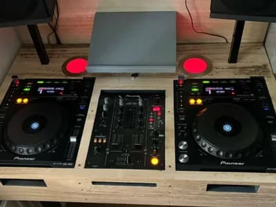 PIONEER DJ Equipment, DJM, CDJ, Tisch, Beleuchtung, Numark Boxen