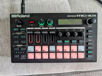 Roland MC-101 portable Groovebox
