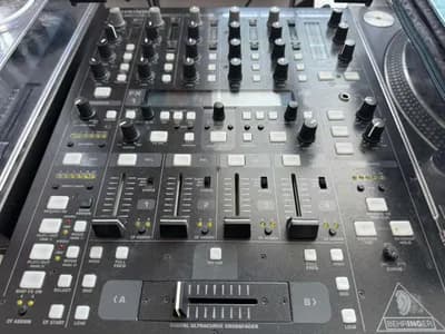 Behringer DDM 4000 - 4 Kannal DJ Mixer mit Effekten + Case