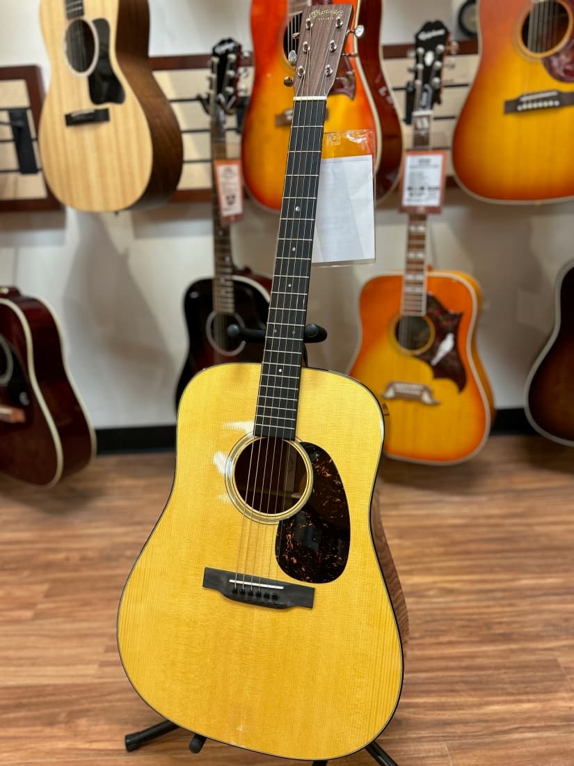 Martin Guitars - D-18