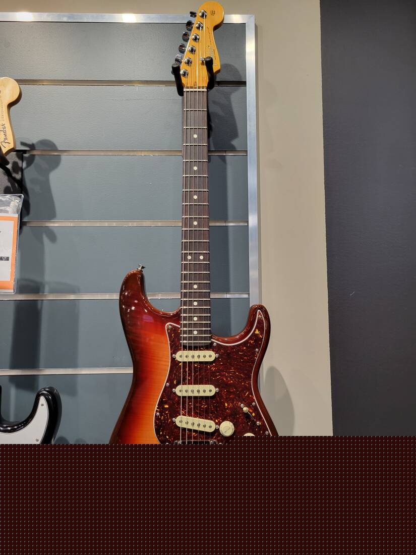 FENDER 70TH ANNIV AM PRO II STRAT COMET
