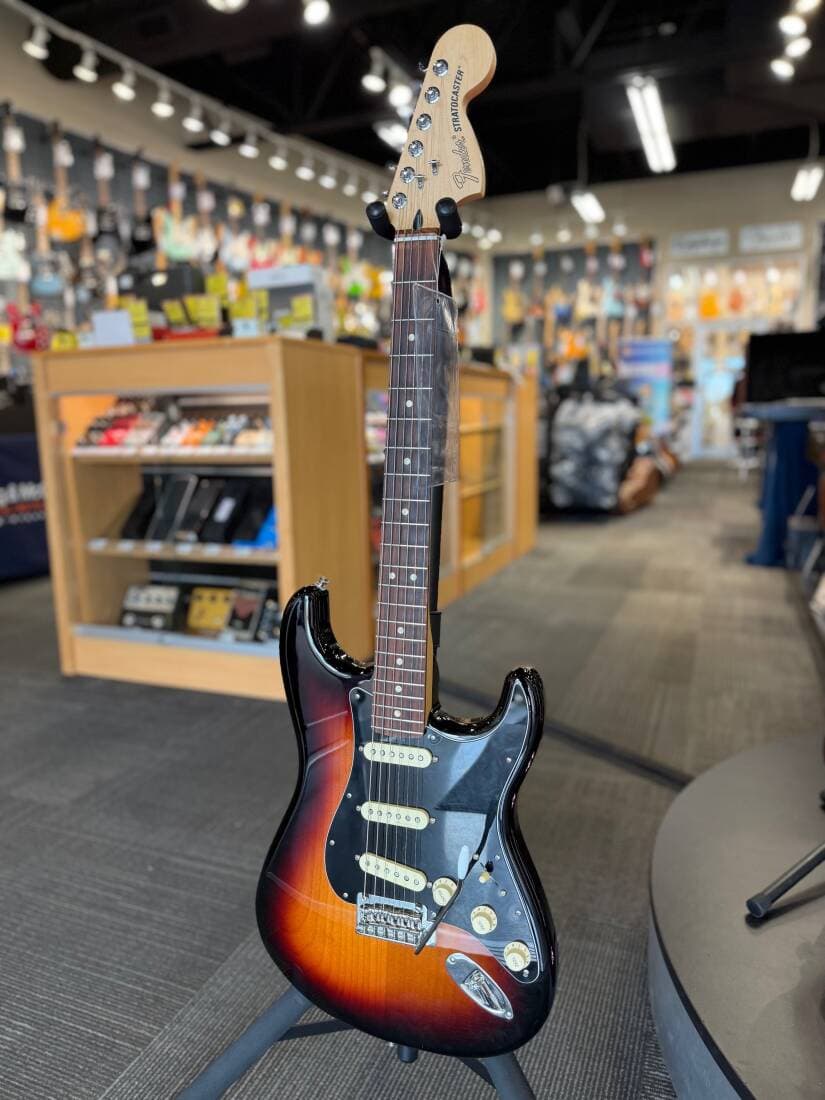 Fender Deluxe Roadhouse Stratocaster, Pau Ferro Fingerboard - 3 Tone Sunburst