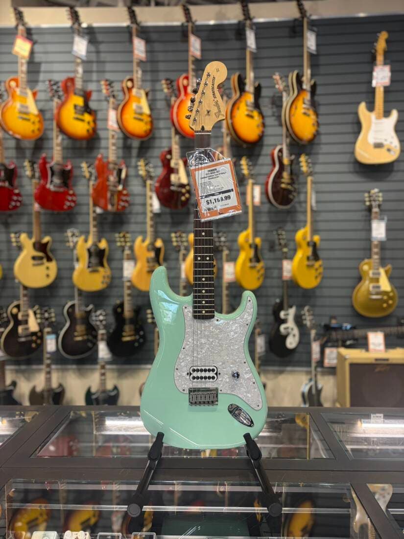 Fender - Tom Delonge Strat in Surf Green