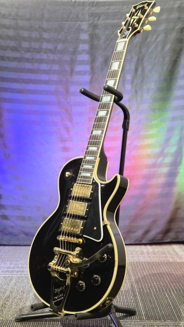 Gibson Custom Shop - Guitare Les Paul Custom '57 3 pick-ups avec Bigsby or Murphy Lab Lite Aged - Ébène