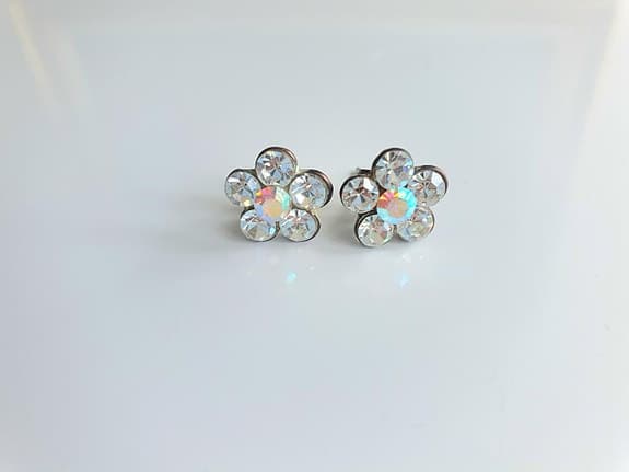 Örhängen vita crystal studs blommor . 50kr
