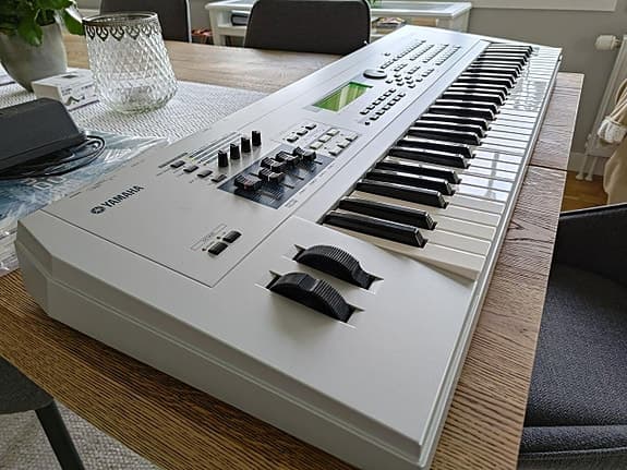 Yamaha MO6 workstation + sustainpedal