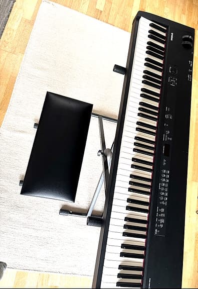 Yamaha CP300 stagepiano / digitalpiano med högtalare, stativ, pall och tillbehör