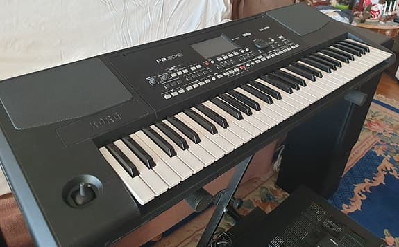 Mycket fint musikset säljes, gitarr + keyboard + förstärkare och högtalare etc.