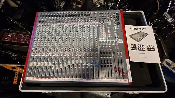 Mixer Allen Heath ZED 420 med Gator case