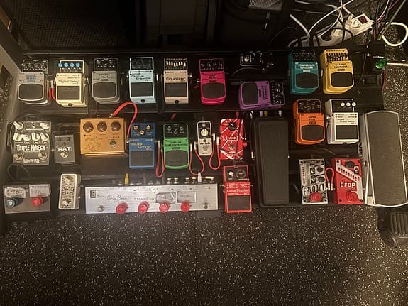 Boss, Wampler (Mesa Boogie sound), Behringer MXR, ProCo, Harley Benton Stomp