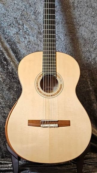 Exklusiv handbyggd gitarr av Enzo Guido 2018