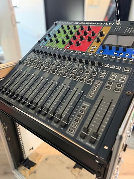 Soundcraft Si Expression 1 digitalmixer och stagebox, båda i rackcase