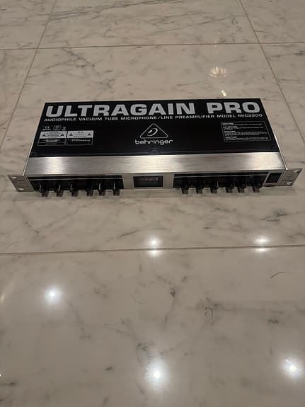 Tube Pre Amp - Behringer Ultragain Pro mic2200 mikrofonförstärkare rackmonterad