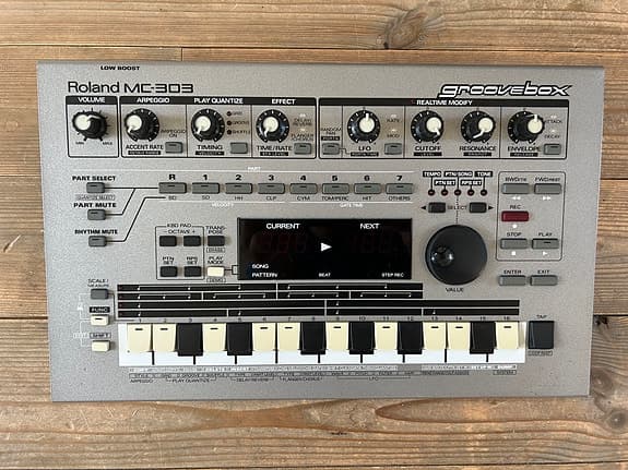 Roland MC-303 Groovebox