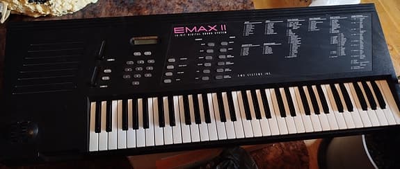 E-mu Emax II synthesizer med klaviatur svart