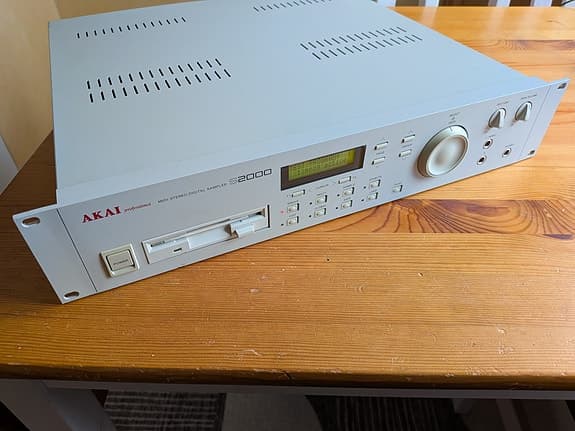AKAI S2000 sampler