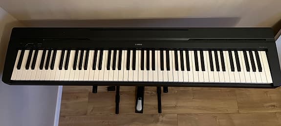 Yamaha digital stage piano inkl stativ och pedal