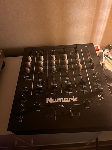 Numark M6 USB DJ-mixer svart