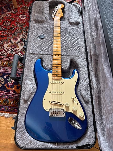 Fender American Ultra Stratocaster 2022 bytes mot tele
