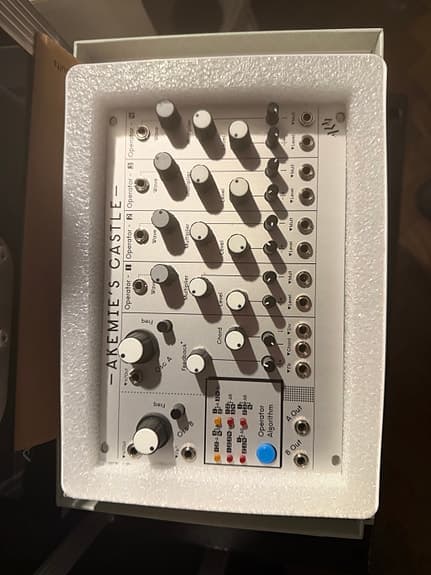 Akemie’s Castle – Dual FM Oscillator (Eurorack) – Toppskick / Originalkartong