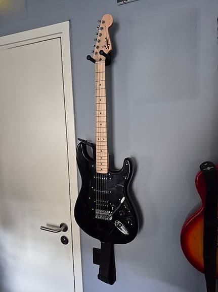 Bytes - Helsvart Squier Stratocaster