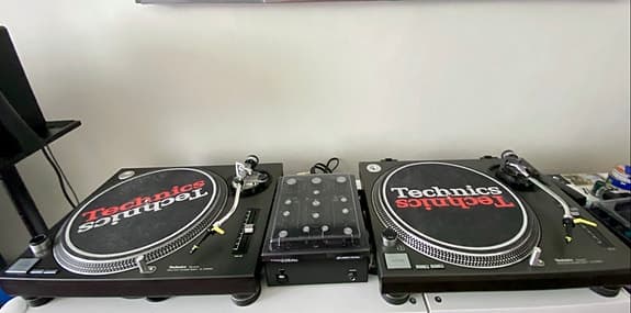 Komplett vinylsetup: 2x Technics SL-1210 MK2 och Omnitronic TRM-202 MK3
