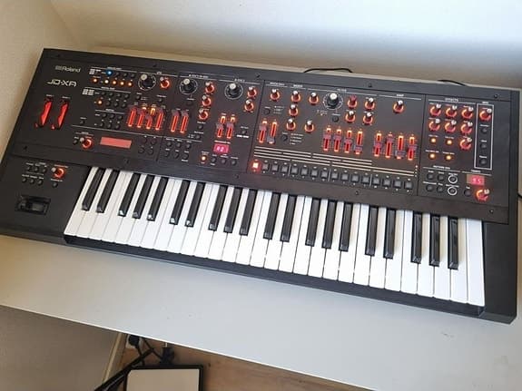 Roland JD-XA synthesizer keyboard svart