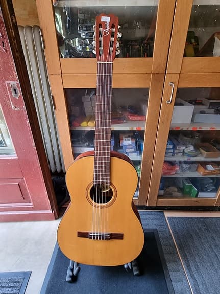 Diverse klassiska gitarrer, nya och begagnade i alla prisklasser