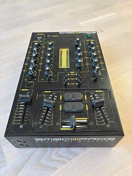 Ecler Smac Pro 3 DJ-mixer med RCA-kablar