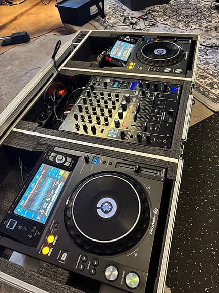 Pioneer DJ-spelare och mixer i flightcase