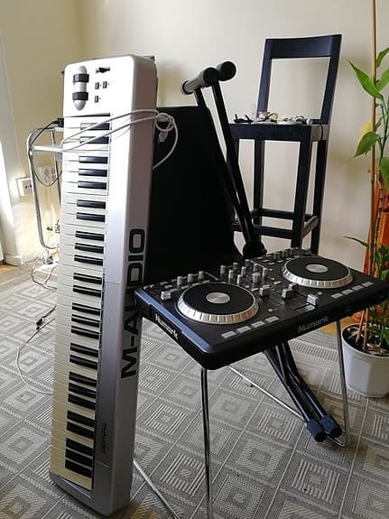 Dj mixer och Studio Keyboard