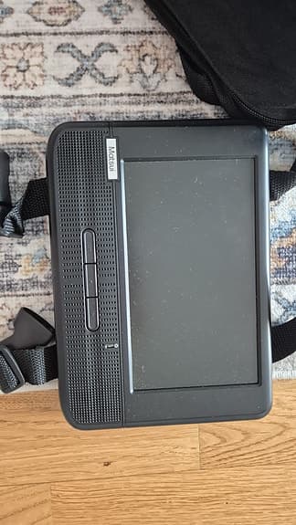 Matsui - 3 portable DVD player features a 7-inch LCD screen