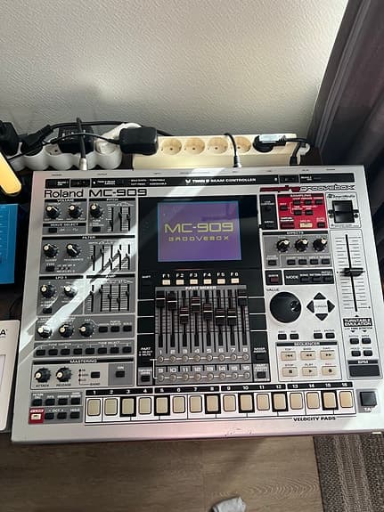 Roland MC-909 groovebox / sampler