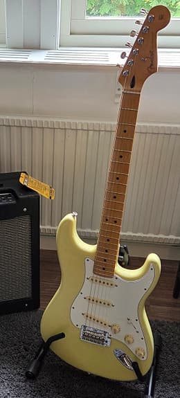Fender Player II Stratocaster Hialeah Yellow