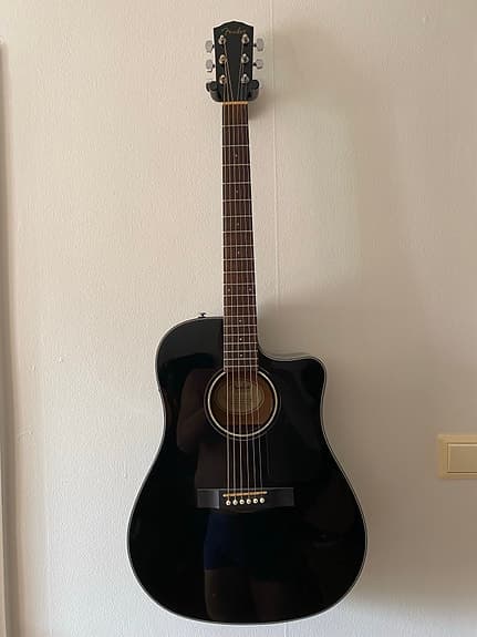 Svart akustisk gitarr dreadnought cutaway