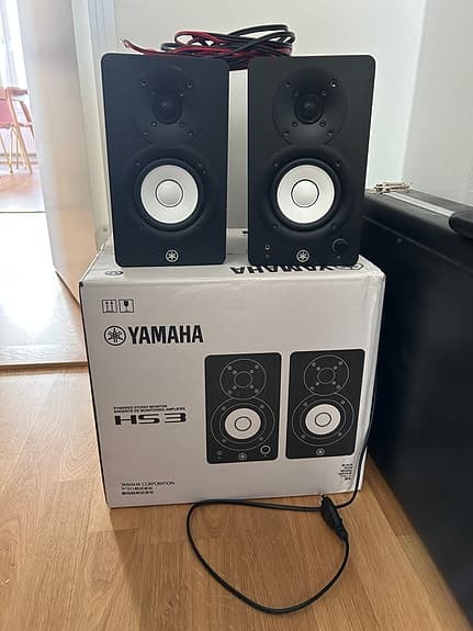 Yamaha HS3 (pair) with IsoAcoustics ISO-130 stands